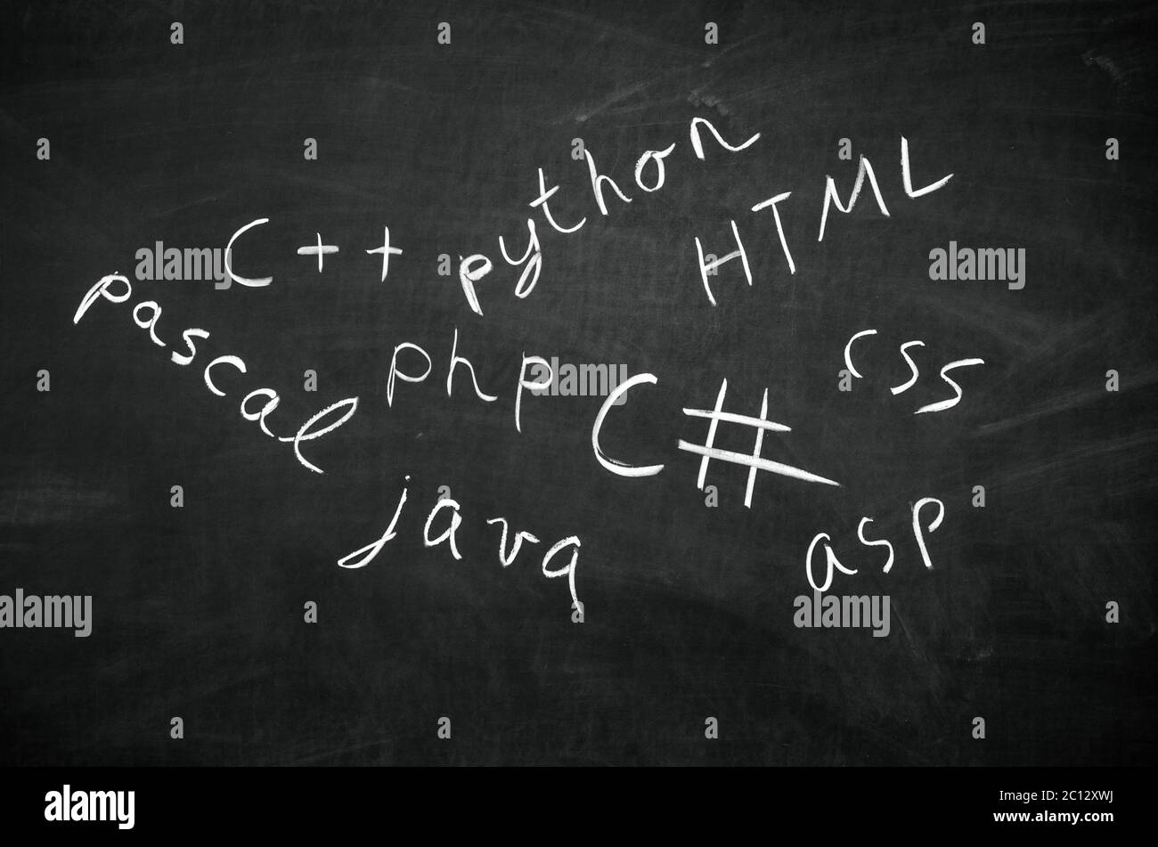 Diversi linguaggi di programmazione ​​names scritto in sulla lavagna Foto Stock