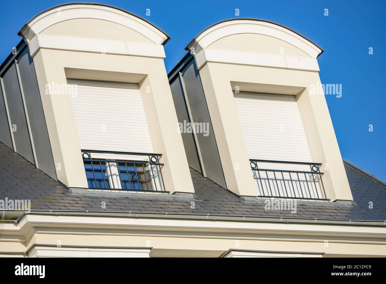 Edificio residenziale su sfondo cielo. Esterno Foto Stock