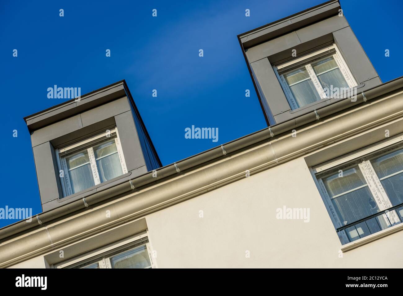 Edificio residenziale su sfondo cielo. Esterno Foto Stock