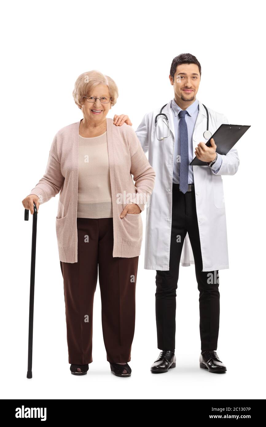 Ritratto a lunghezza intera di un medico e di una paziente anziana con una canna da passeggio in posa isolata su sfondo bianco Foto Stock