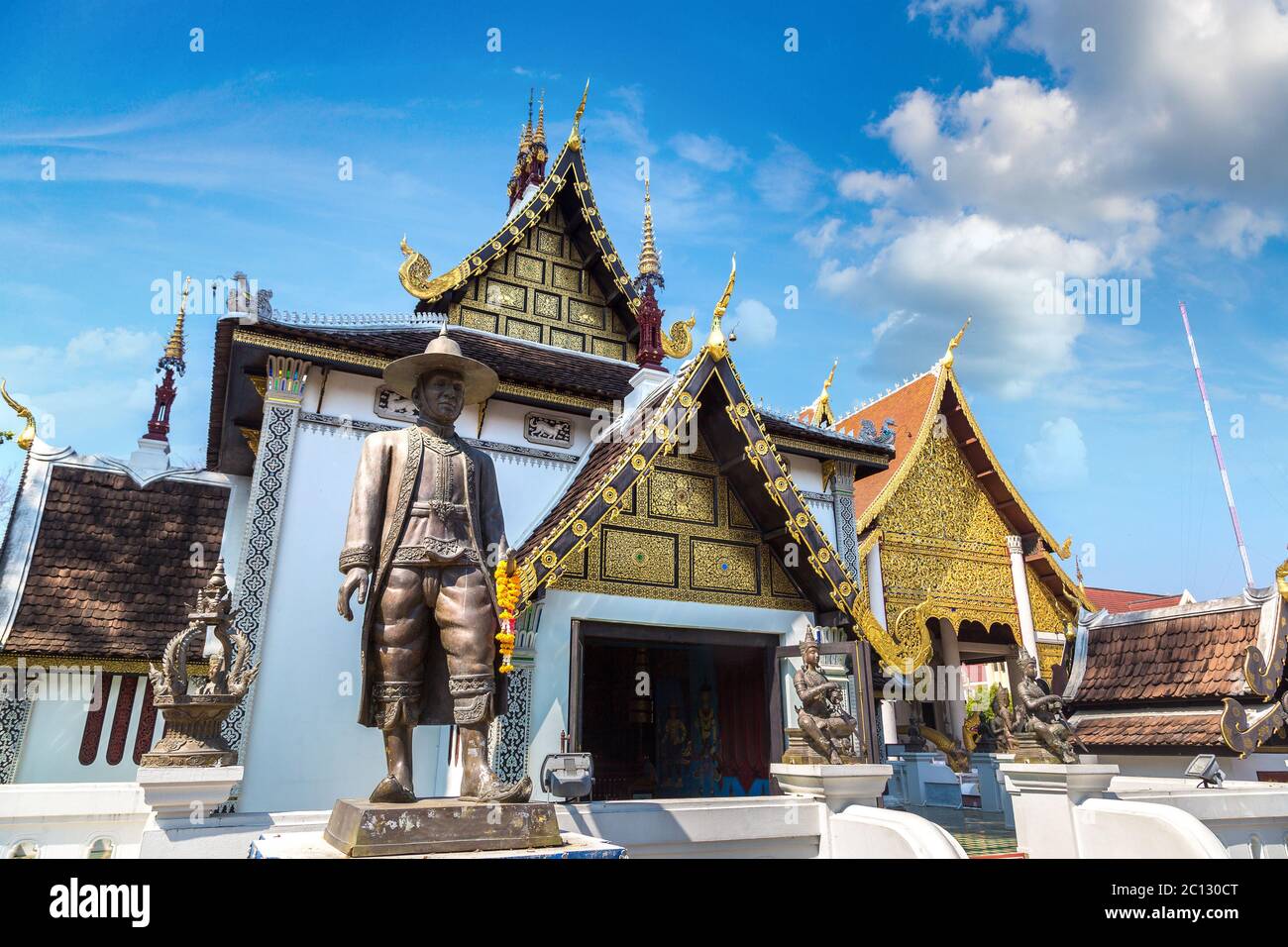 Wat Phra Singh - Tempio buddista a Chiang mai, Thailandia in una giornata estiva Foto Stock