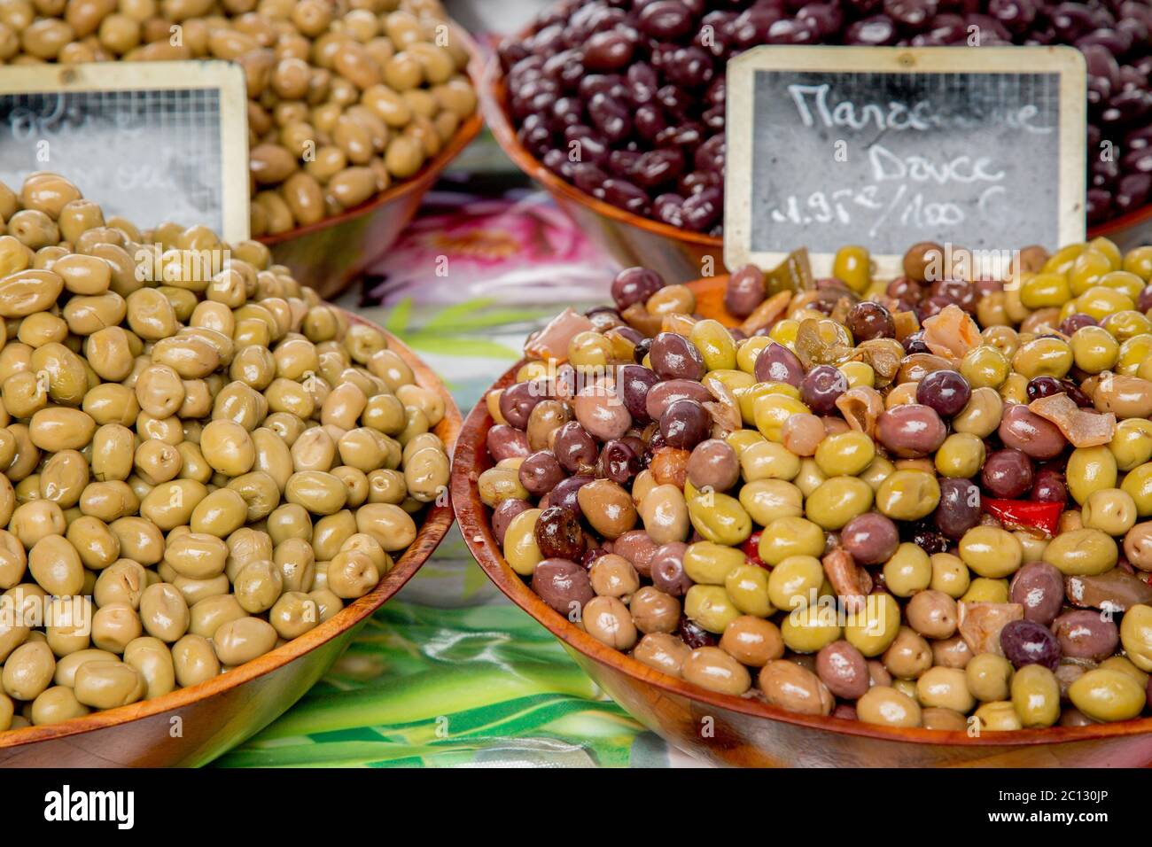 Miscela provenzale di Ulivi (Melange provenzale in francese)) in ciotola di legno al mercato alimentare a Parigi Foto Stock