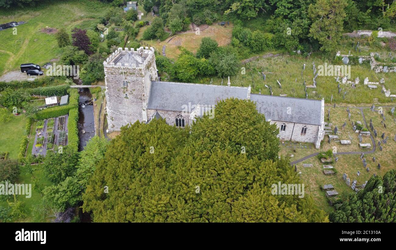 Veduta aerea della Chiesa di St Brynach, della Chiesa di Nevern, del Pembrokeshire, Galles, Regno Unito Foto Stock