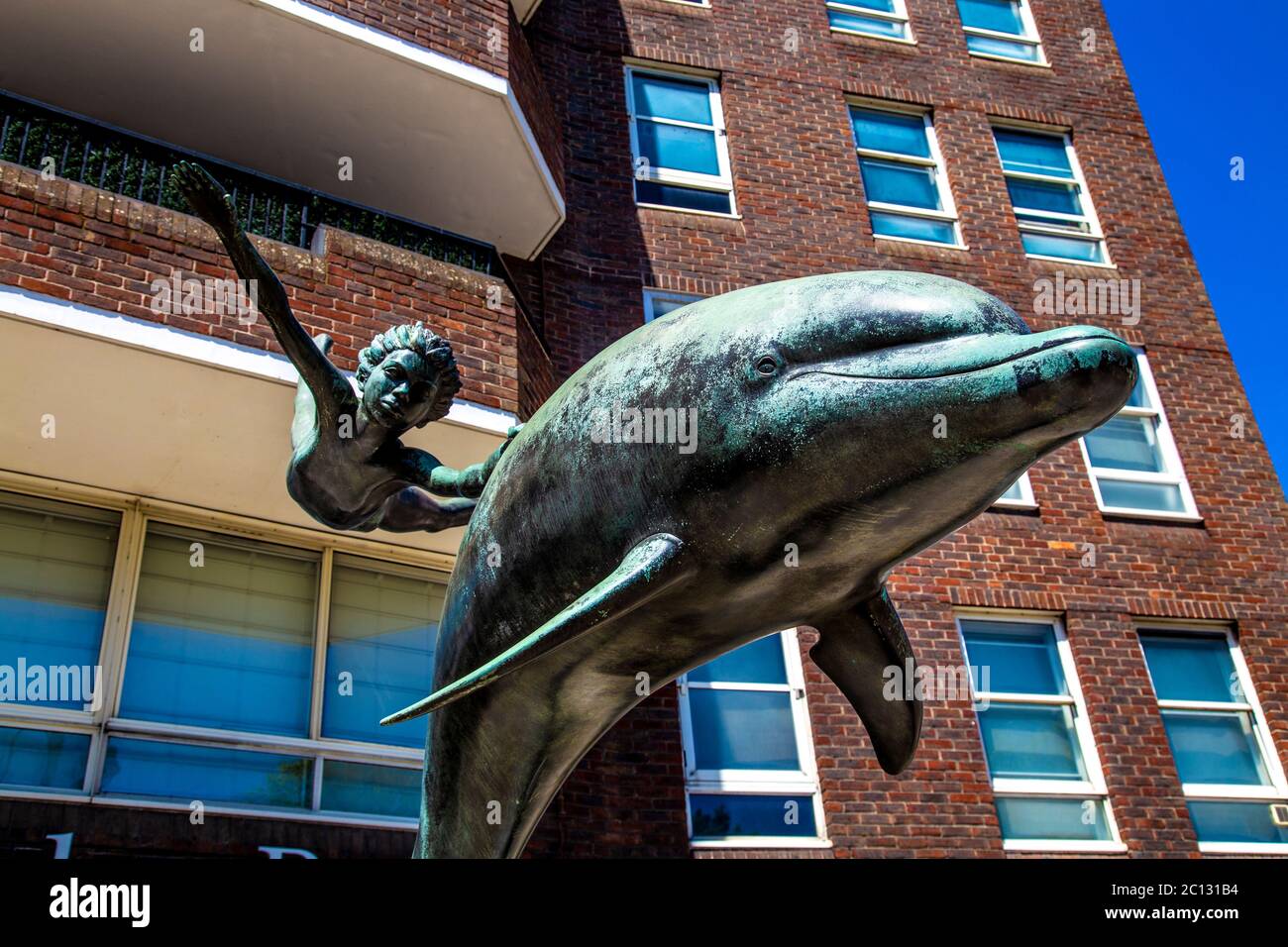 "Ragazzo con un delfino" scultura di Albert Bridge, Kensington e Chelsea, Londra, Regno Unito Foto Stock