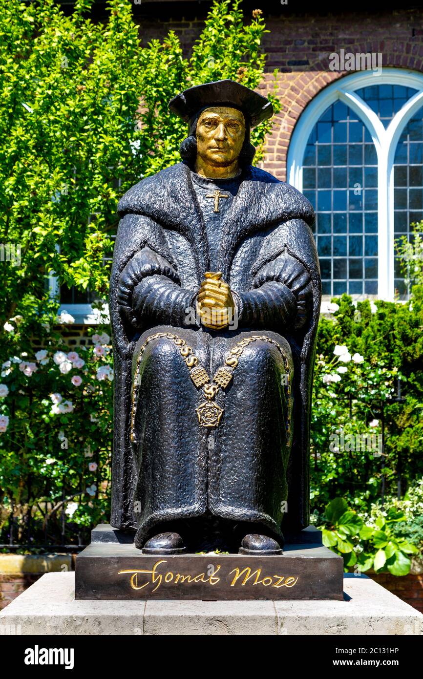 Sir Thomas più scultura di L. Cubitt Bevis fuori Chelsea Old Church, Londra, Regno Unito Foto Stock