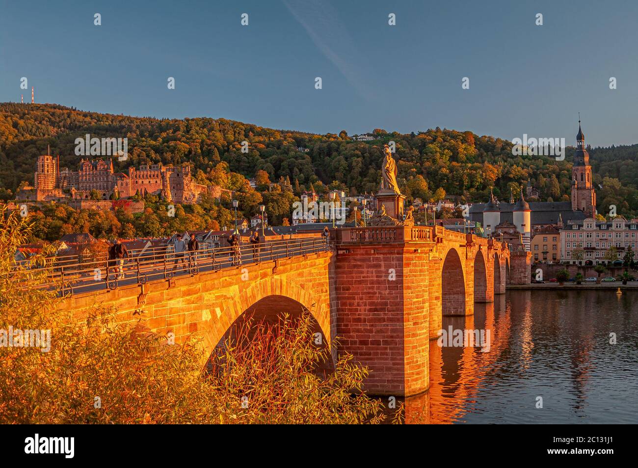 Splendido tramonto rossiccio sulla città vecchia, sul castello e sul ponte principale della città di Heidelberg, Germania Foto Stock
