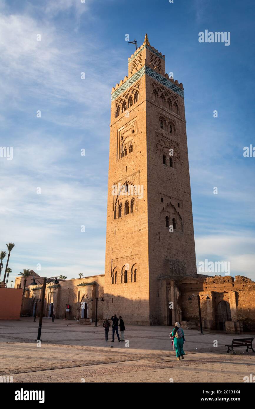 Marocco, Marrakech-Safi (Marrakech-Tensift-El Haouz), Marrakech. Moschea Koutoubia del XII secolo con cielo blu in una giornata di sole Foto Stock