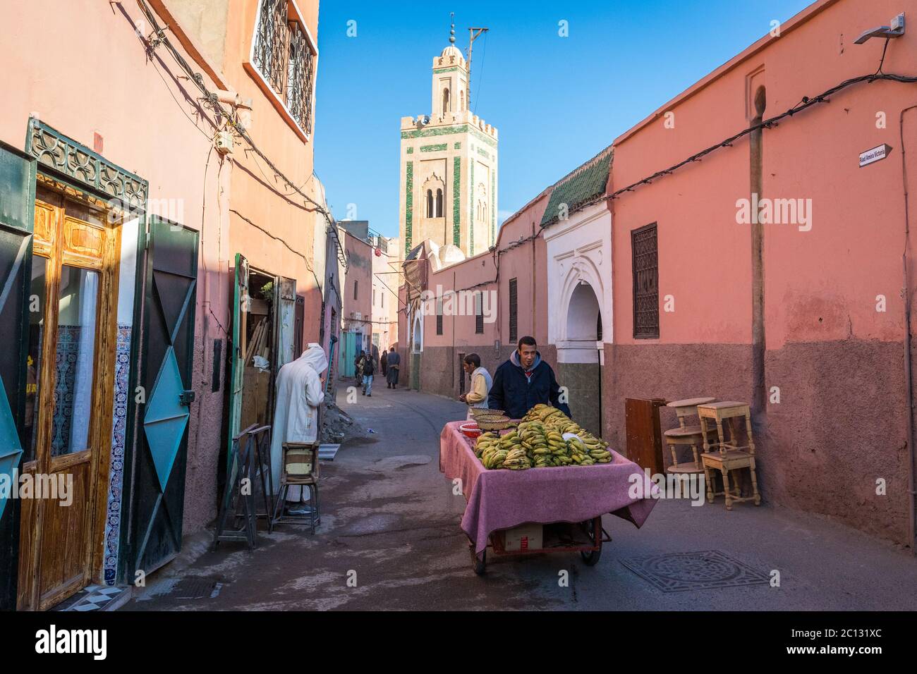 Uomo con un carrello di trasporto o un carrello di vendita di banane, scena di strada nella città vecchia, la Medina, Marrakech, Marocco, Africa Foto Stock