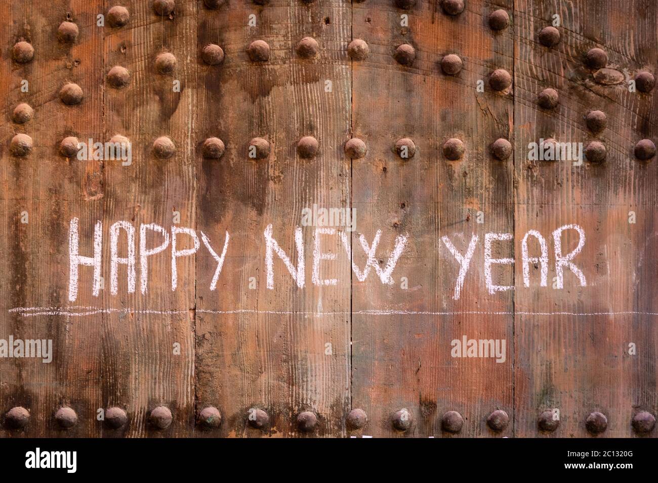 Felice anno nuovo segno disegnato in gesso su una porta di legno a Marrakech, Marocco Foto Stock