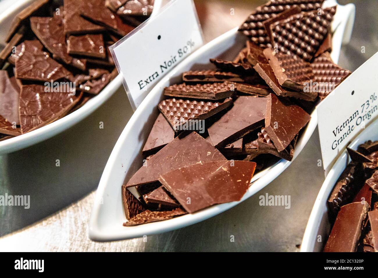 Assaggi di cioccolato presso l'Atelier du Chocolat, Musée du Chocolat, Museo del cioccolato, Bayonne, Francia Foto Stock