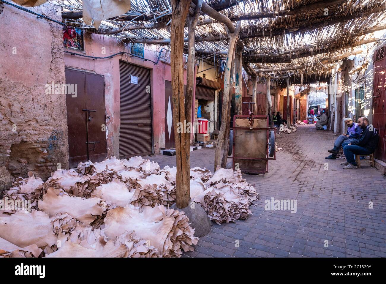 Pelli animali in vendita all'interno della medina con streaming di luce diurna a Marrakech, Marocco Foto Stock