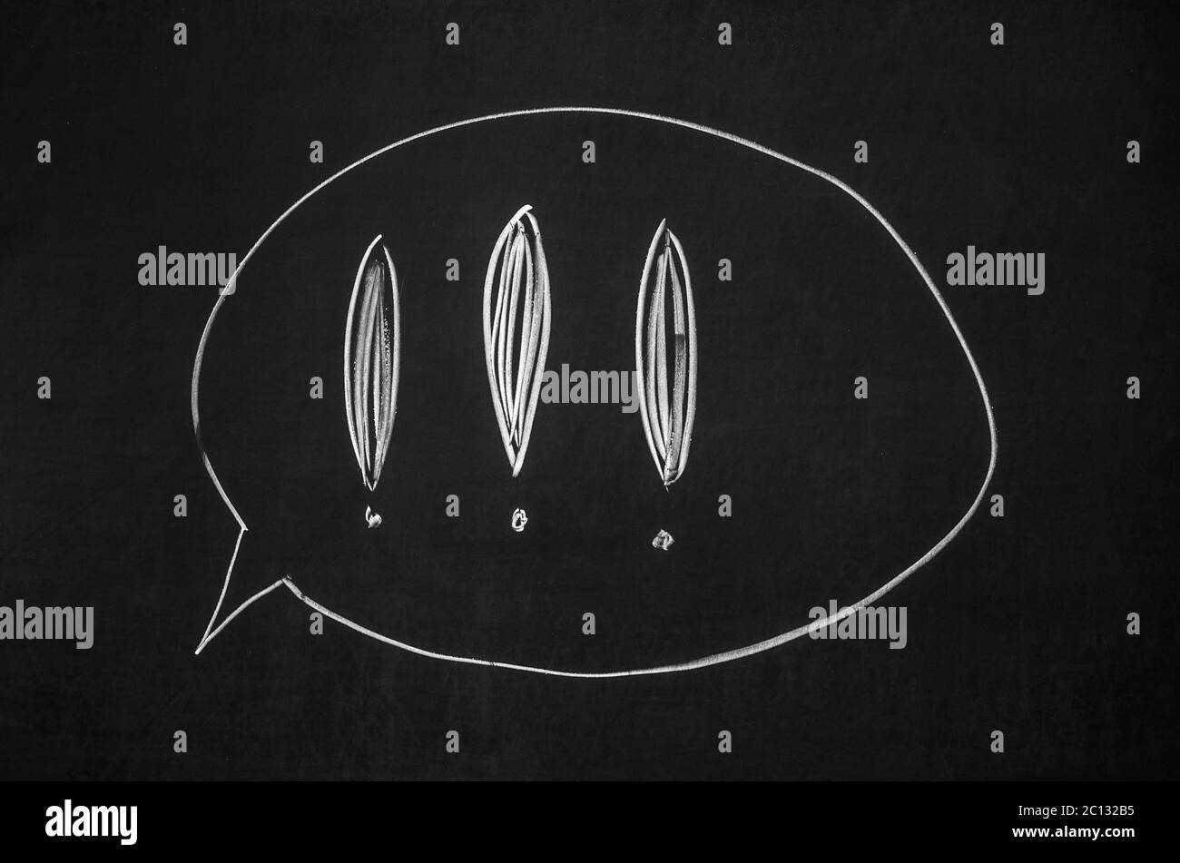 Un paio di punti esclamativi disegnati su una lavagna Foto Stock