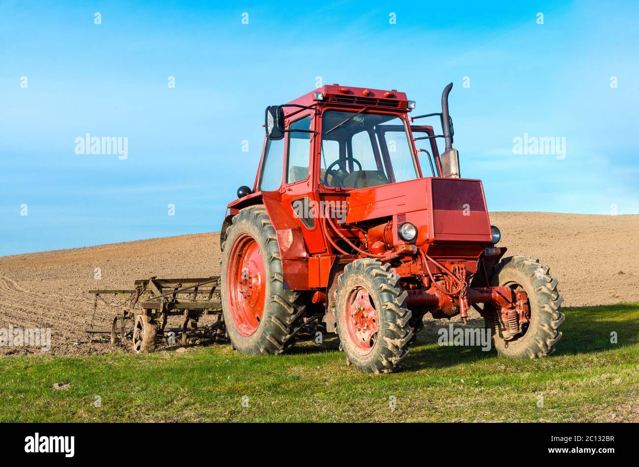 Il lavoro agricolo dopo l'elaborazione, la coltivazione dei terreni in Lituania Foto Stock