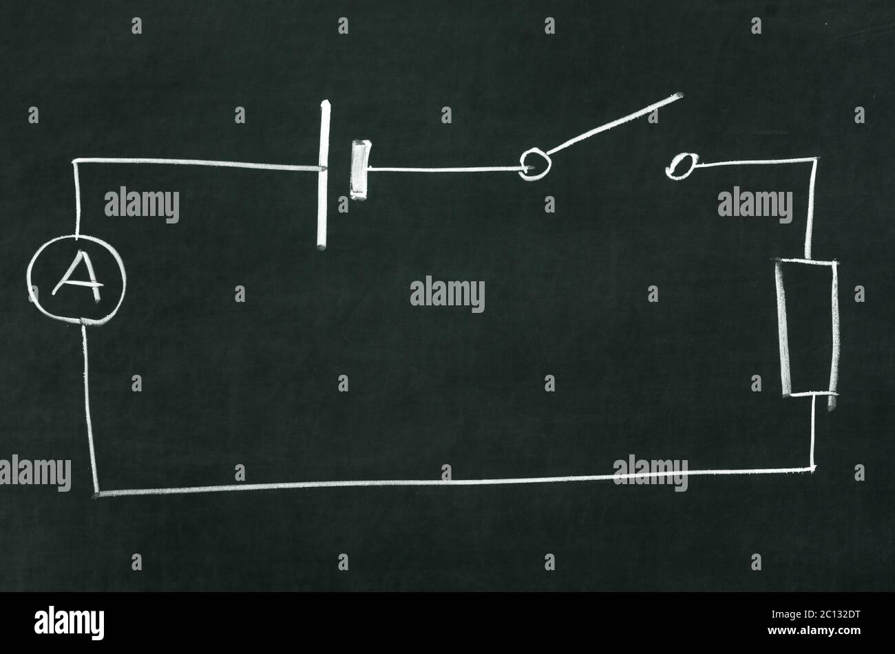Lo schema elettrico disegnato su una lavagna con gesso Foto Stock