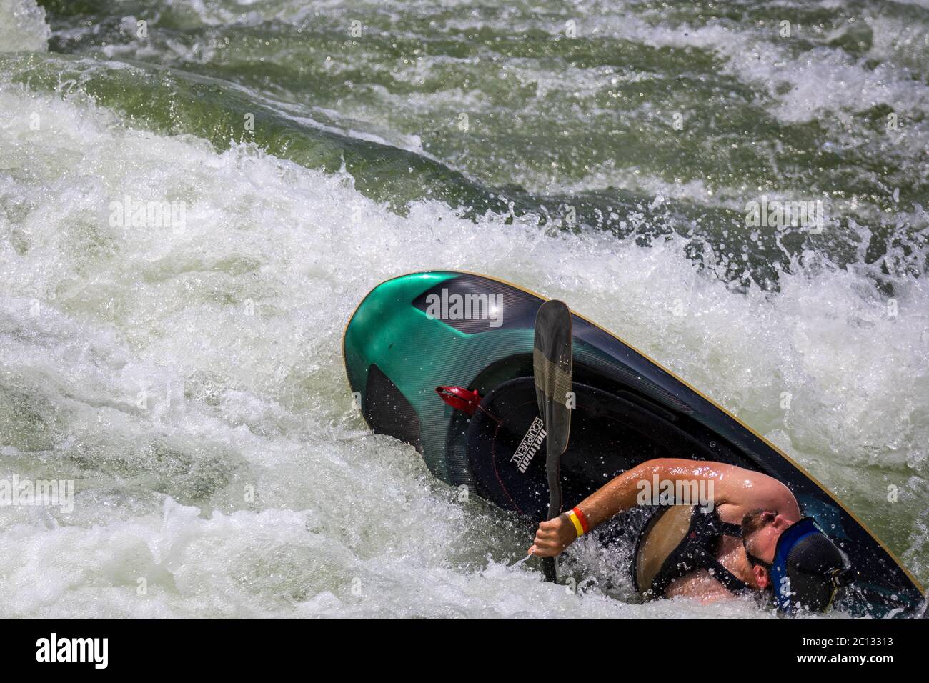 Kayak freestyle maschile sul fiume Nilo al Nile River Kayak Festival, Jinja, Uganda, Africa Foto Stock