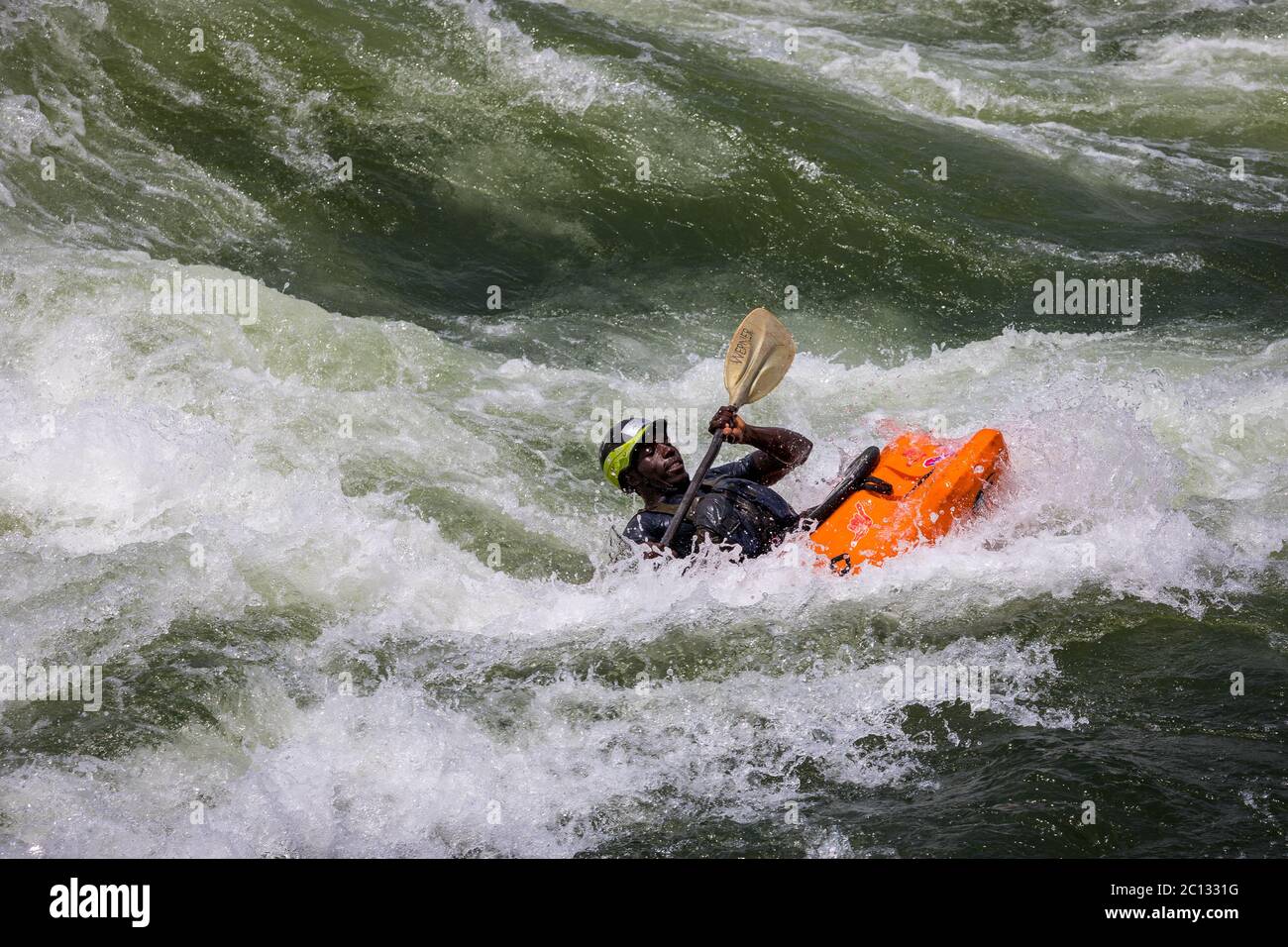 Kayak freestyle maschile sul fiume Nilo al Nile River Kayak Festival, Jinja, Uganda, Africa Foto Stock