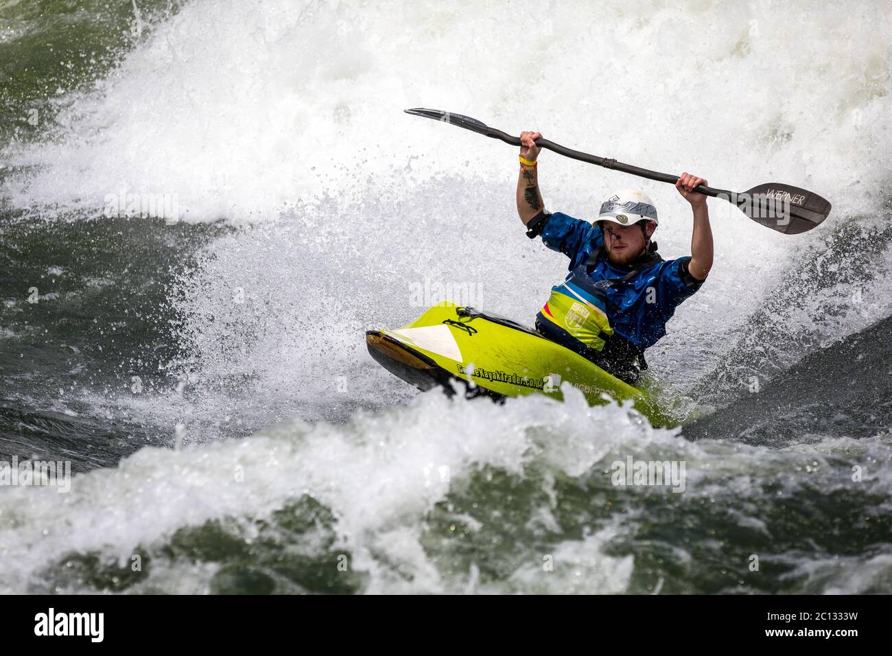 Kayak freestyle maschile sul fiume Nilo al Nile River Kayak Festival, Jinja, Uganda, Africa Foto Stock
