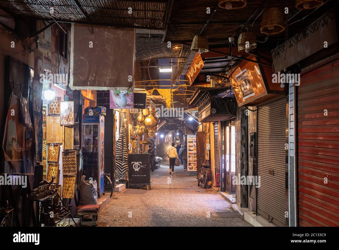 Strade, souk e negozi all'interno della medina di Marrakech (Marrakech), Marocco, Africa di notte Foto Stock