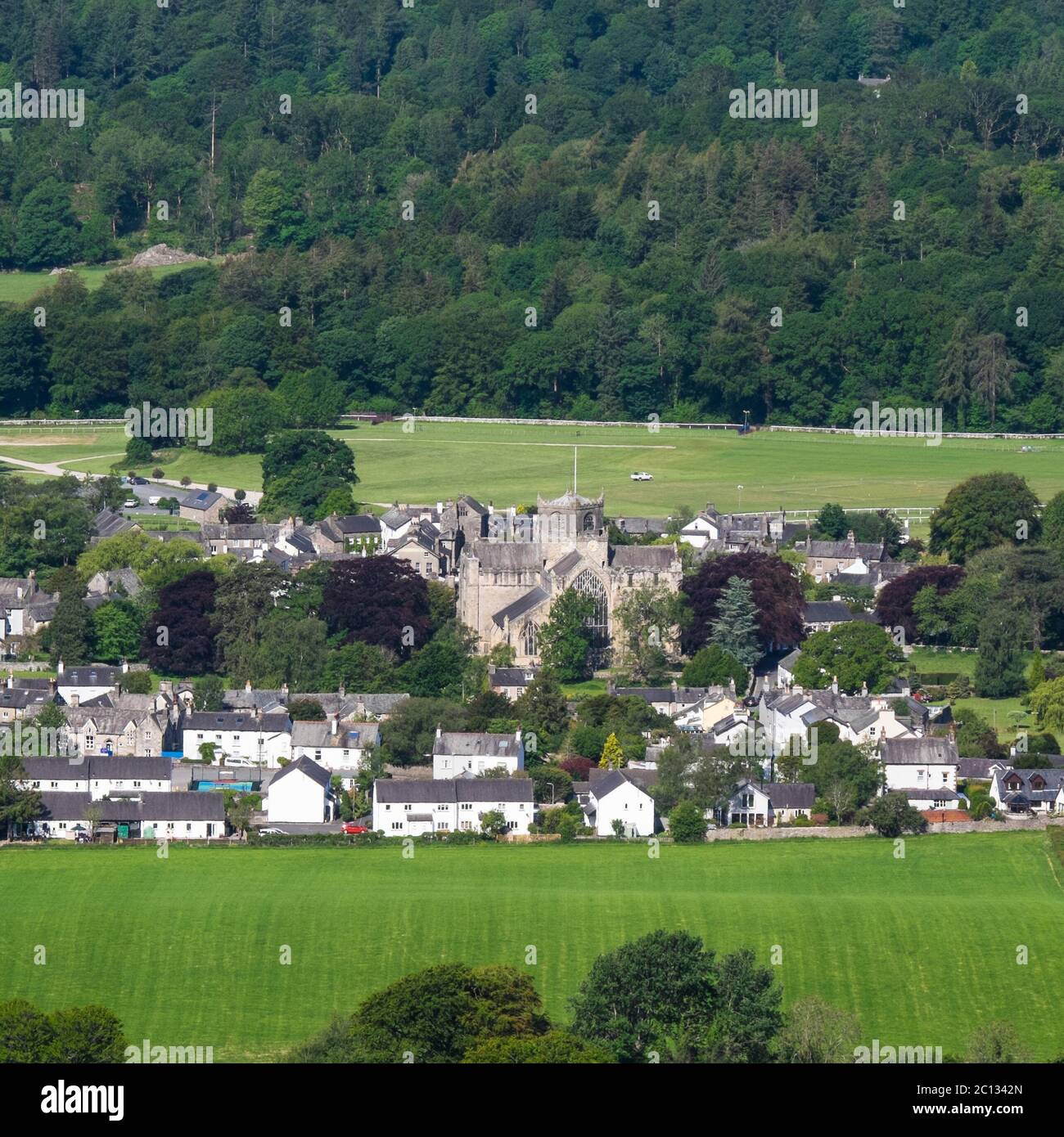 Villaggio di Cartmel e Chiesa del Priorato di Hampsfell Foto Stock