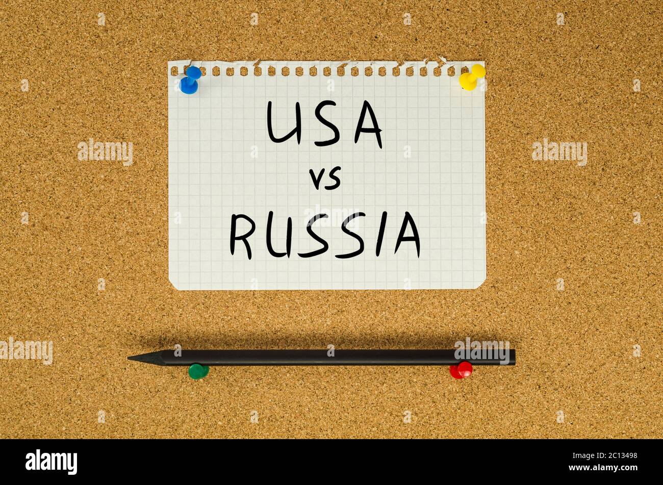 Messaggio di nota di testo USA e Russia puntato sulla bacheca Foto Stock