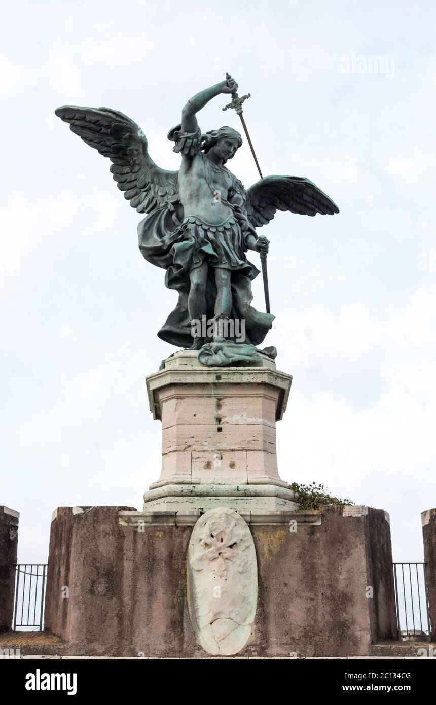 San Michele Arcangelo la statua sulla sommità di Castel Sant'Angelo a Roma, Italia Foto Stock