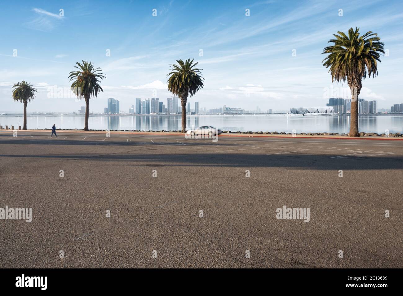 Paesaggio urbano e sullo skyline di Hangzhou dalla strada vuota Foto Stock