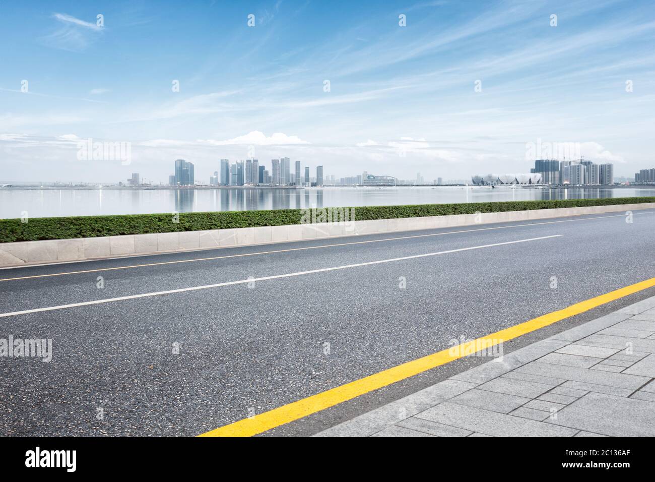 Paesaggio urbano e sullo skyline di Hangzhou dalla strada vuota Foto Stock