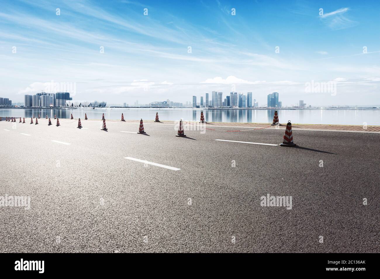 Paesaggio urbano e sullo skyline di Hangzhou dalla strada vuota Foto Stock