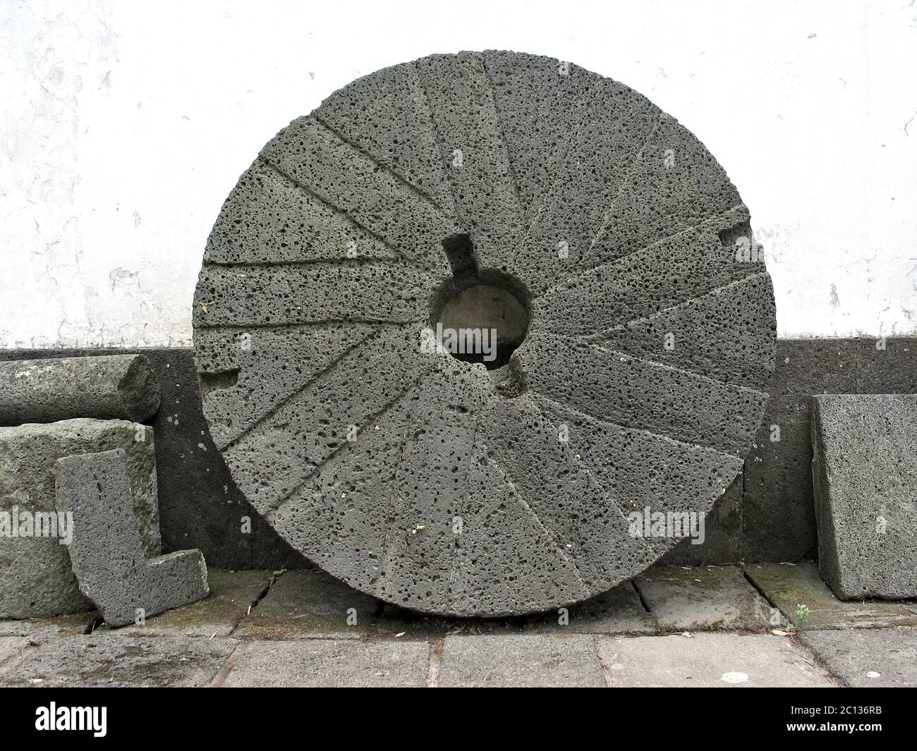 Elemento di macinazione di un tritacatero per la macinazione di grano o di altri grani. Foto Stock