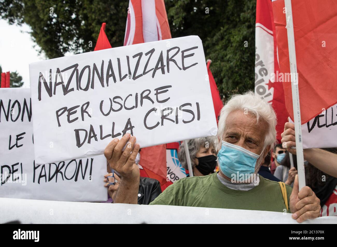 Roma, Italia. 13 Giugno 2020. Centinaia di persone hanno protestato per l'apertura degli stati generali dell'economia. L’Unione di base, gli studenti e i cittadini comuni gridarono la loro rabbia nei confronti dei politici contro le politiche di disuguaglianza, a favore degli imprenditori e delle imprese. La gente ha promesso che la lotta non finirà senza ridistribuzione della ricchezza (Foto di Elisa Bianchini/Pacific Press) Credit: Pacific Press Agency/Alamy Live News Foto Stock