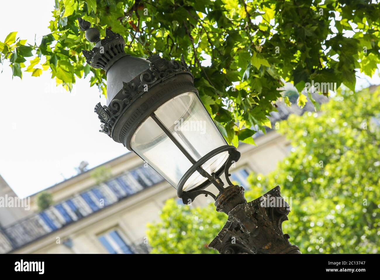 Lampada ornata lungo viale Champs Elysees a Parigi Foto Stock