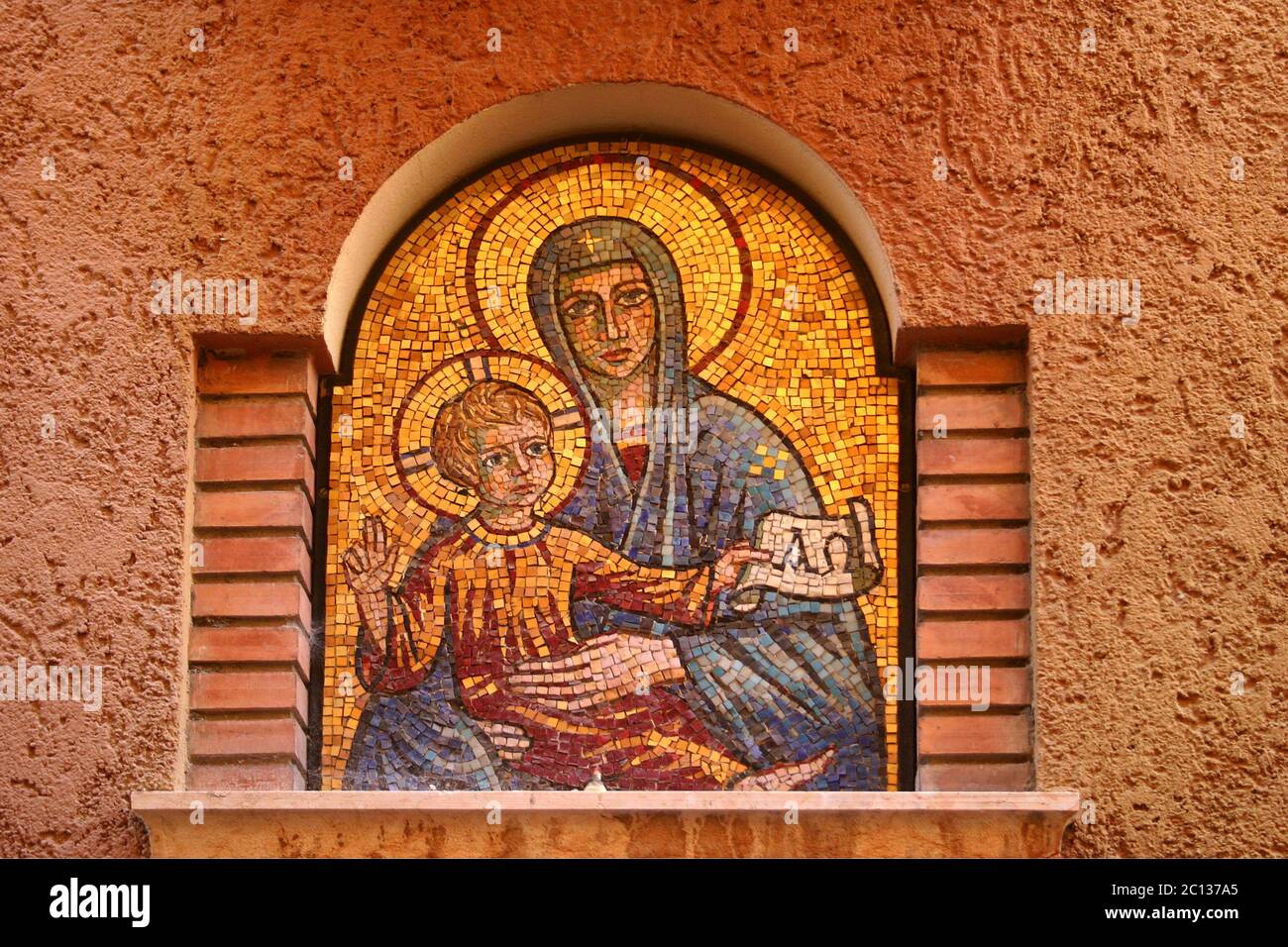 Mosaico raffigurante Santa Maria e Gesù bambino all'esterno di un edificio in Italia Foto Stock