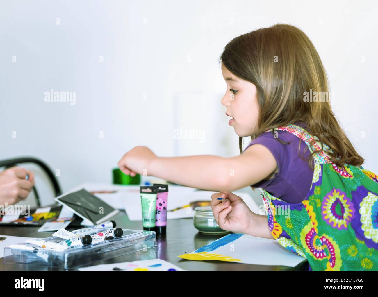 Ritratto espressivo di una ragazza giovane bella che fa la vernice con lei Foto Stock