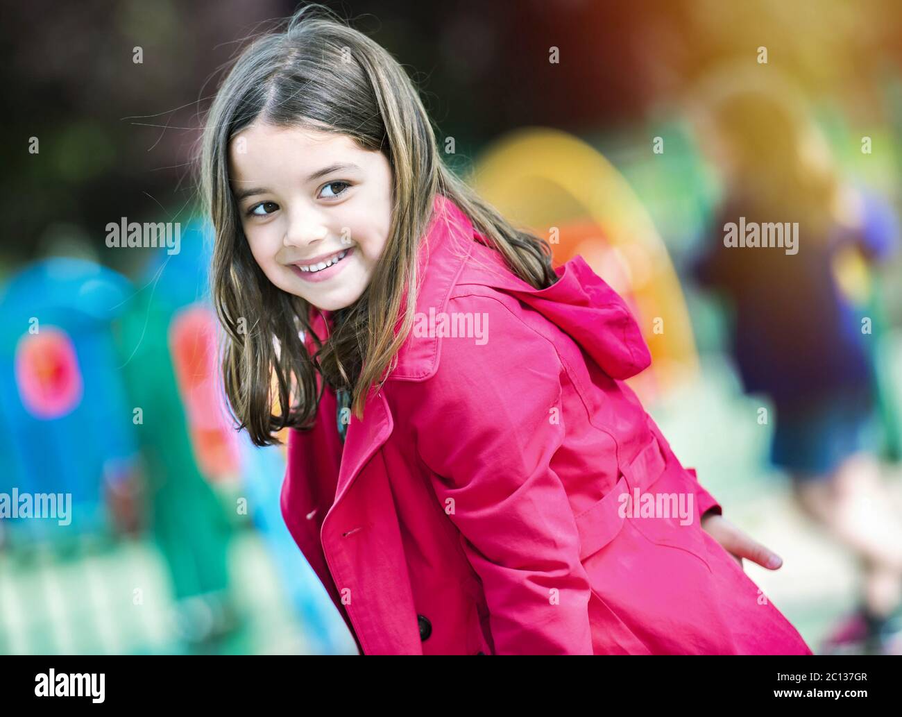 felice ragazza carina nel parco giochi Foto Stock