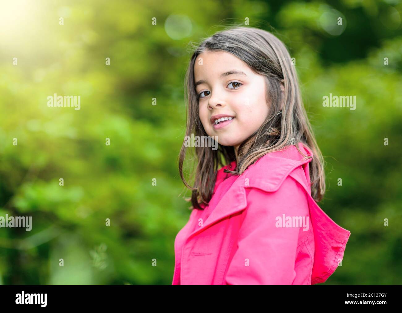 carino bambino con giardino di fiori sullo sfondo Foto Stock