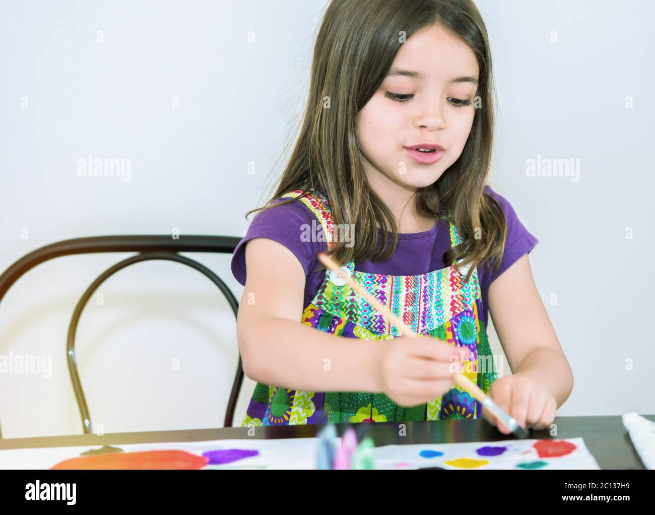 Ritratto di una bella ragazza sorridente dipingere un quadro Foto Stock