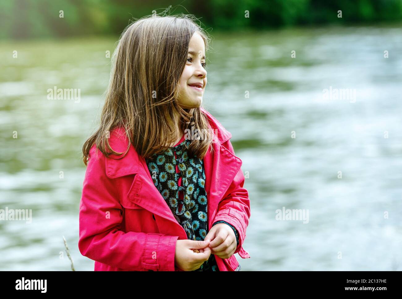 cute bambino con acqua sullo sfondo Foto Stock
