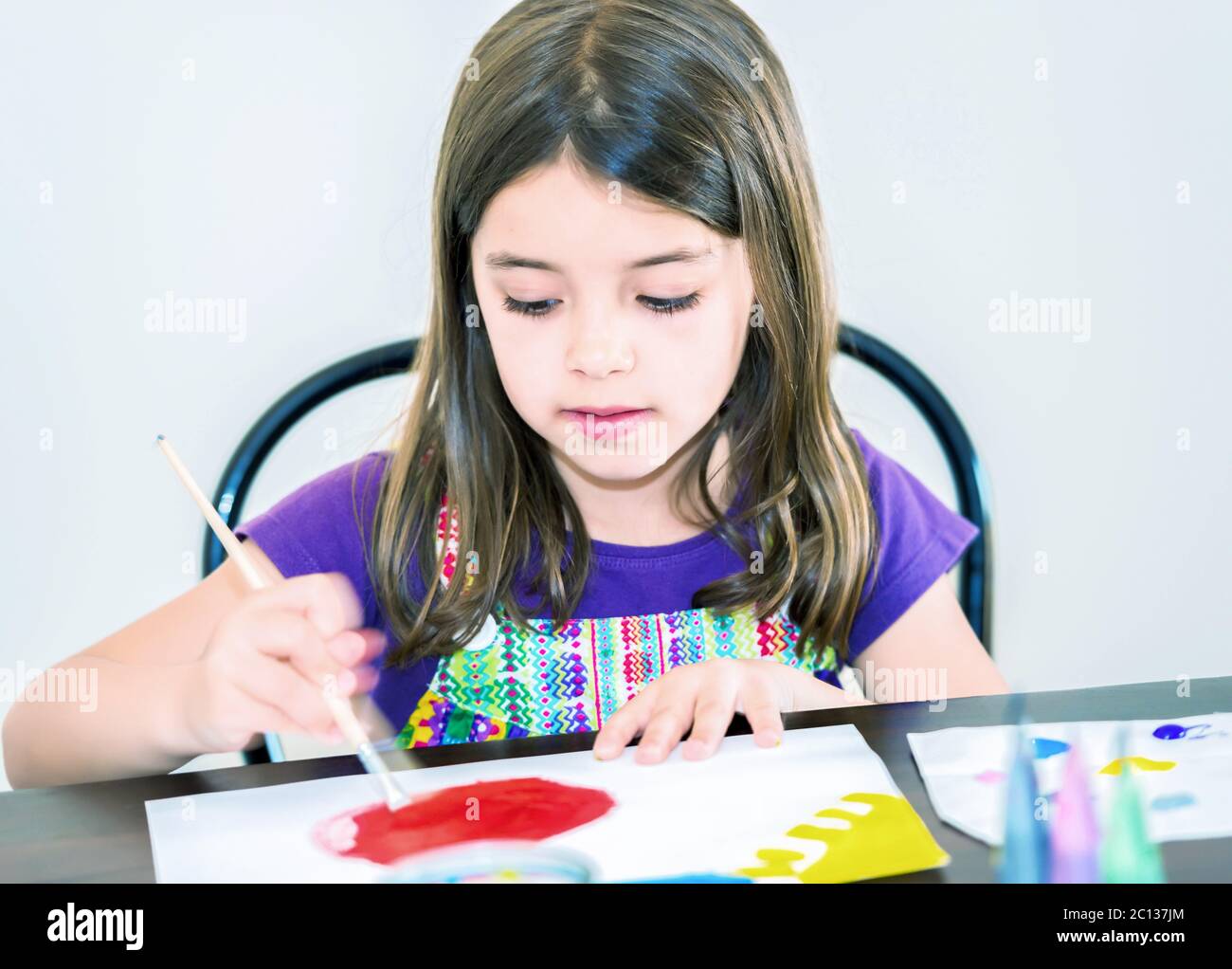 Ritratto di ragazza carina concentrata mentre la pittura Foto Stock