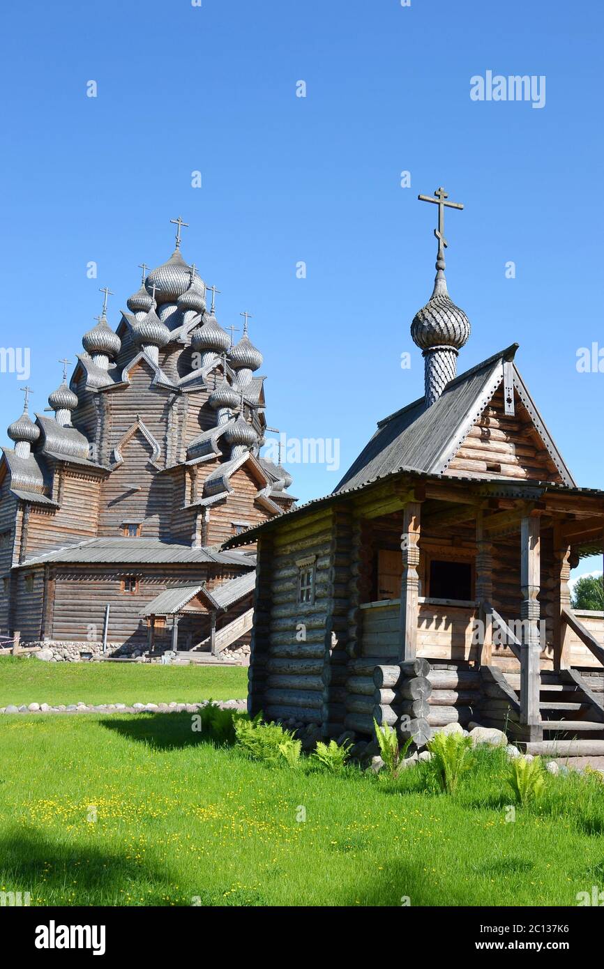 Il complesso Manor Bogoslovka nello stile dell'architettura russa in legno. Foto Stock