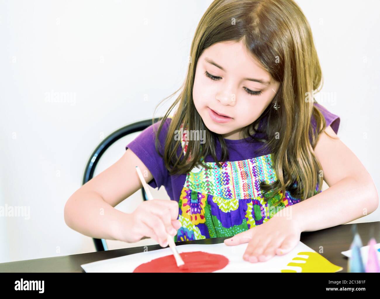 Ritratto di ragazza carina concentrata mentre la pittura Foto Stock