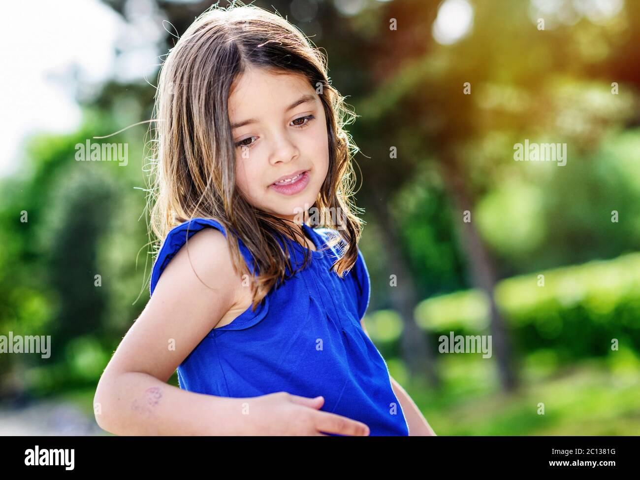carino bambino con giardino di fiori sullo sfondo Foto Stock