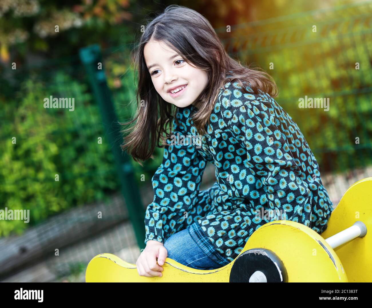 felice ragazza carina nel parco giochi Foto Stock