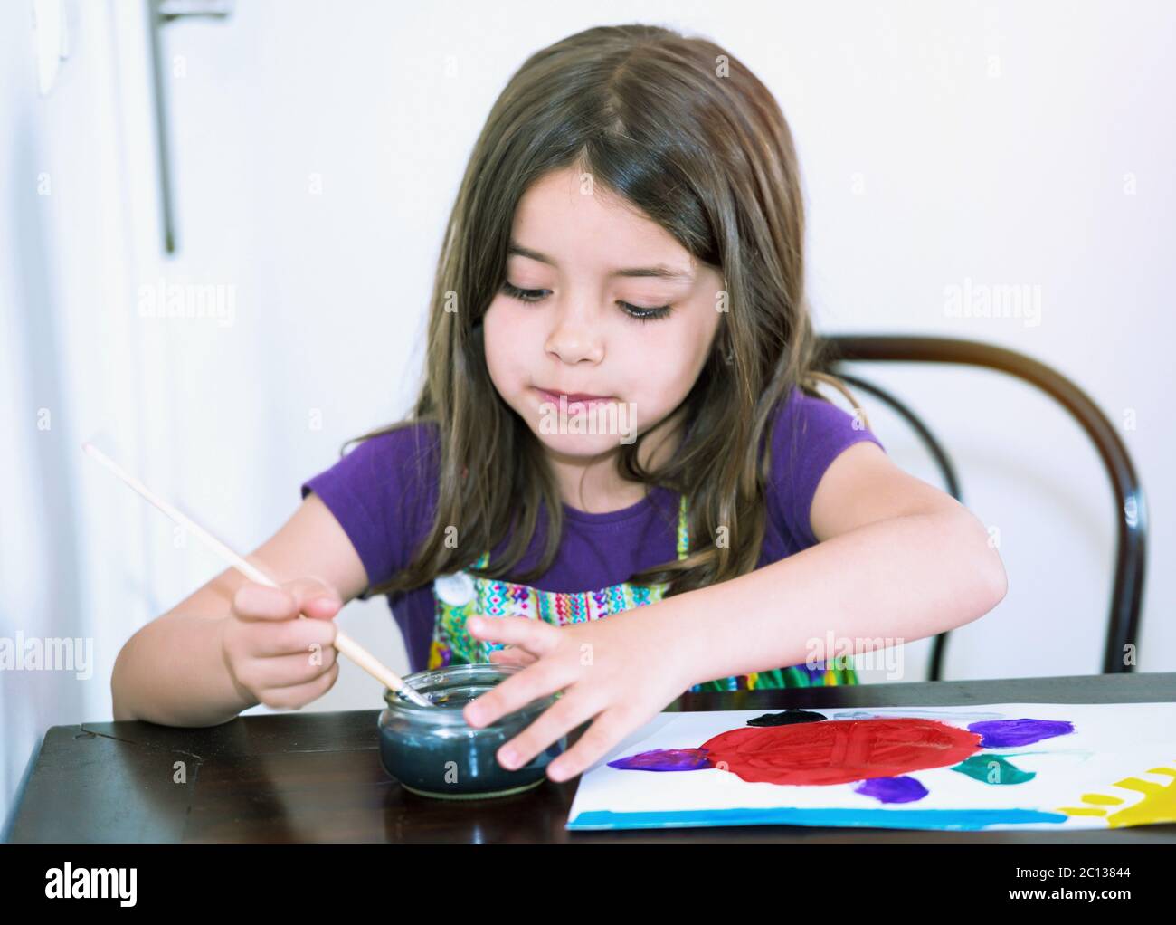 Ritratto di bella ragazza concentrata mentre dipingendo Foto Stock