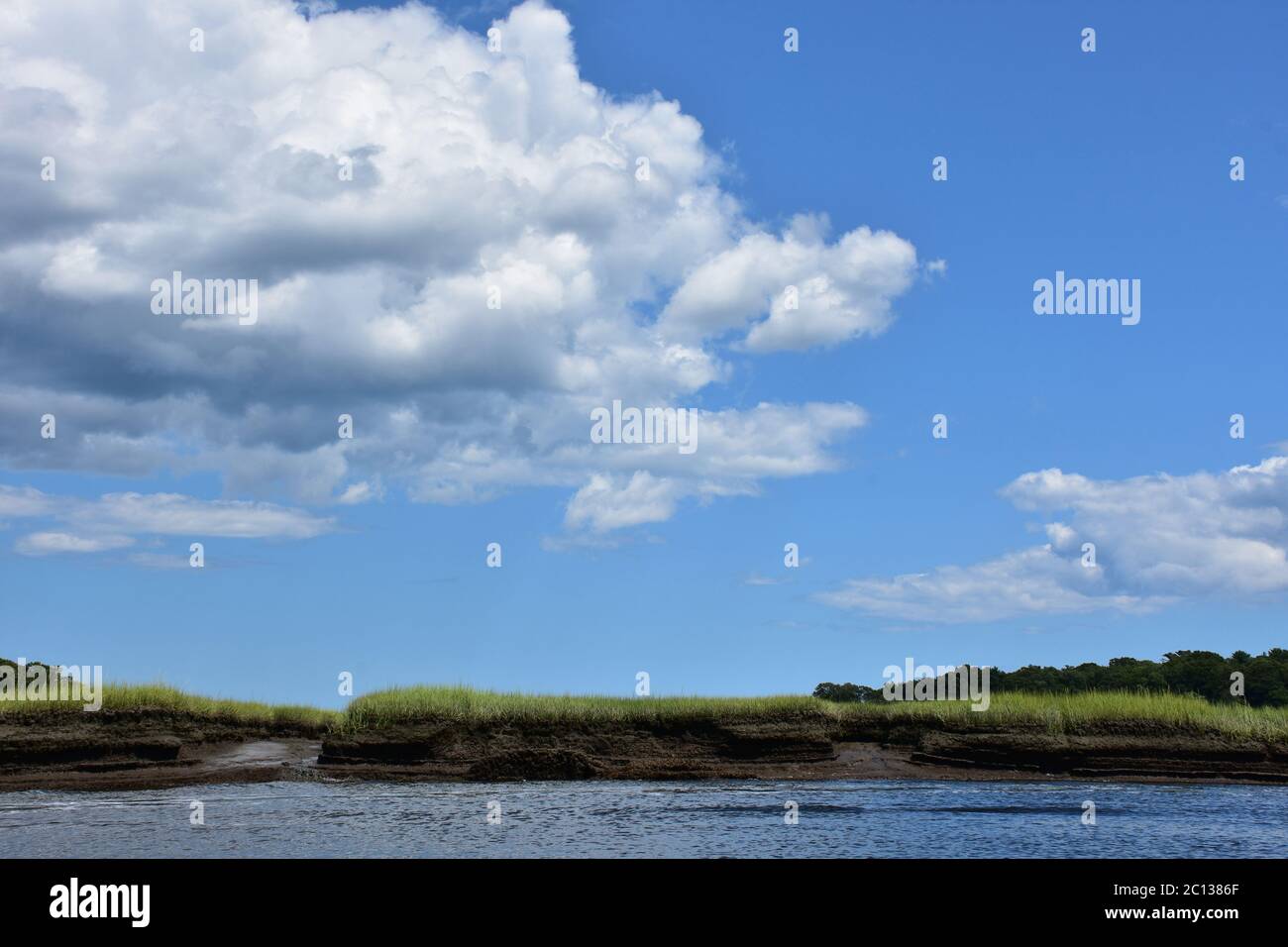 Bel fiume maremoto con sbocchi che si estendono fuori. Foto Stock