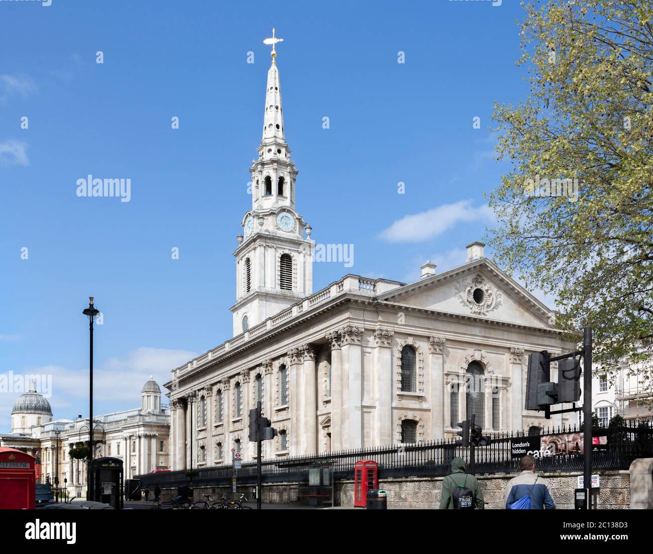 La chiesa di San Martino nei campi, tra Covent Garden e Trafalgar Square, visto da est. La Galleria Nazionale è oltre. Foto Stock