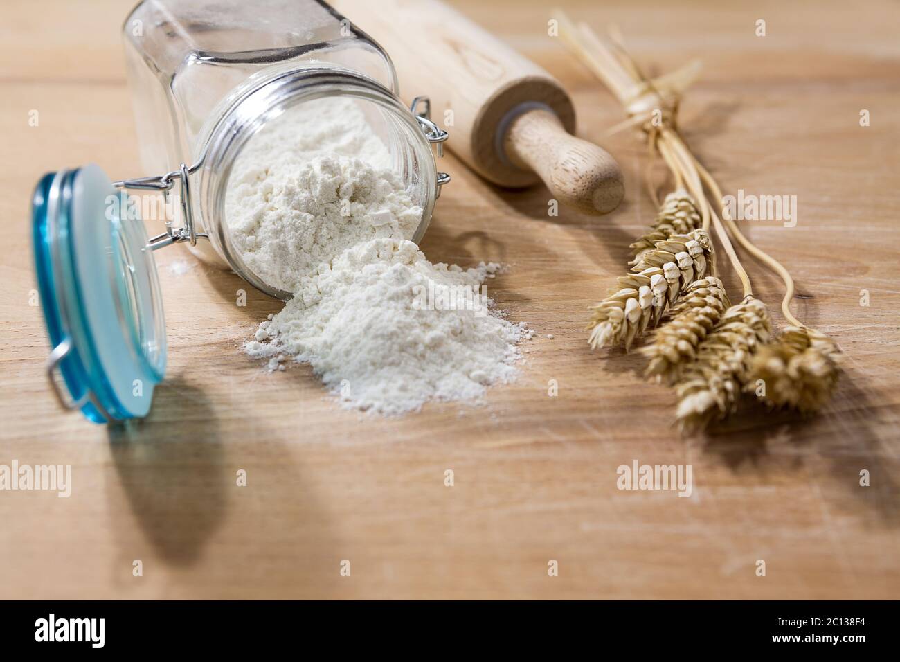 La farina in un barattolo di vetro con il mattarello e covoni di grano Foto  stock - Alamy