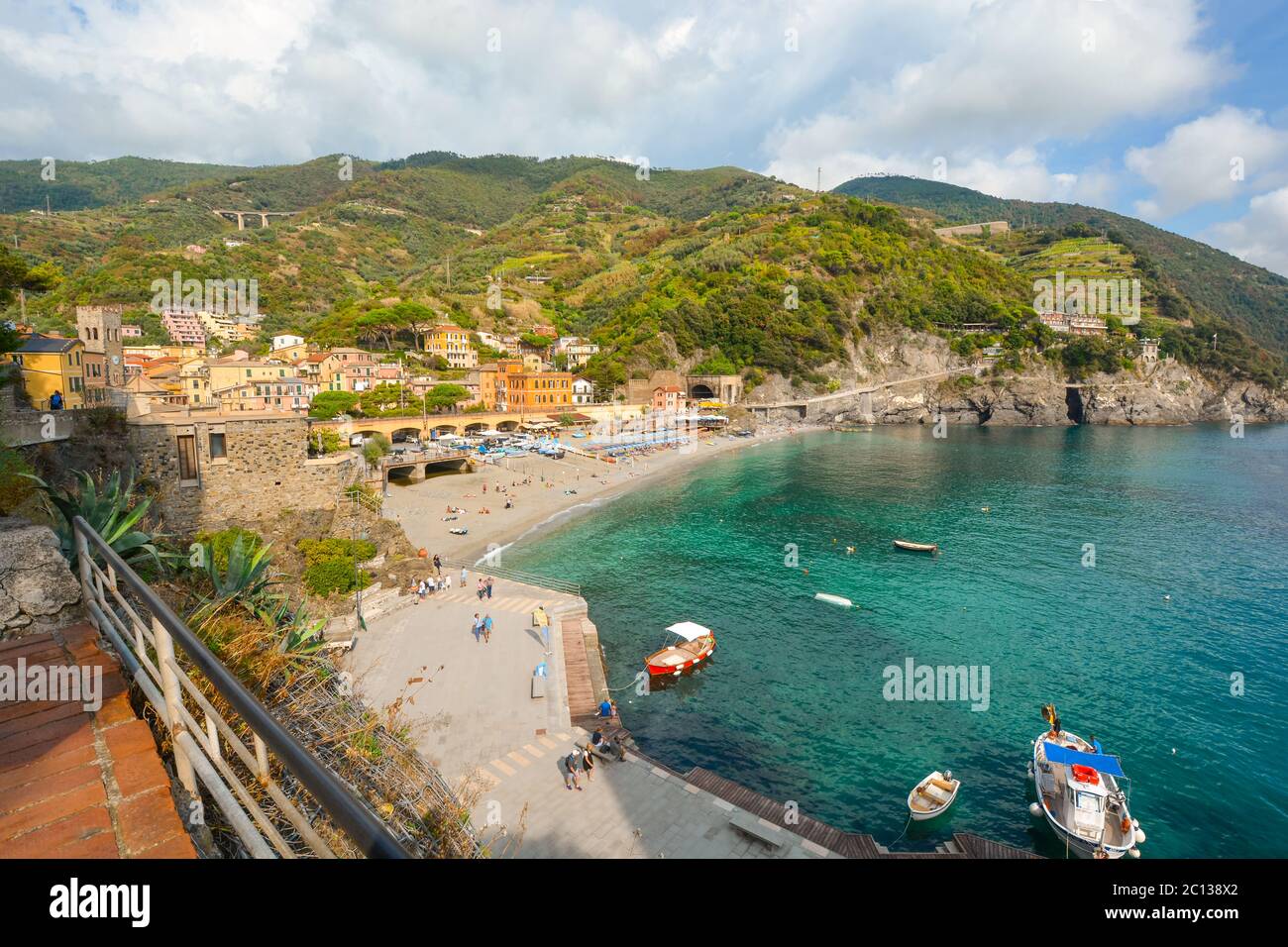 La spiaggia sabbiosa spiaggia di Fegina alla parte vecchia di Cinque Terre Italia resort borgo di Monterosso al Mare con turisti e barche in mare Foto Stock