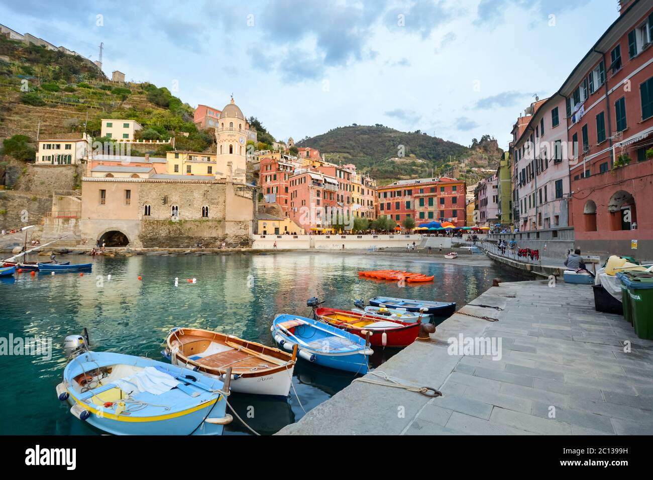 Le barche costeggiano il porticciolo del pittoresco e colorato villaggio di Vernazza, uno dei paesi delle cinque Terre della regione ligure d'Italia. Foto Stock