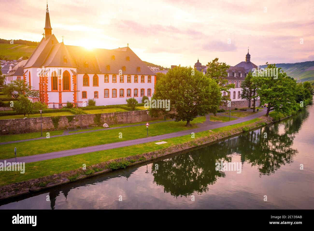 edifici residenziali europei vicino al fiume all'alba Foto Stock