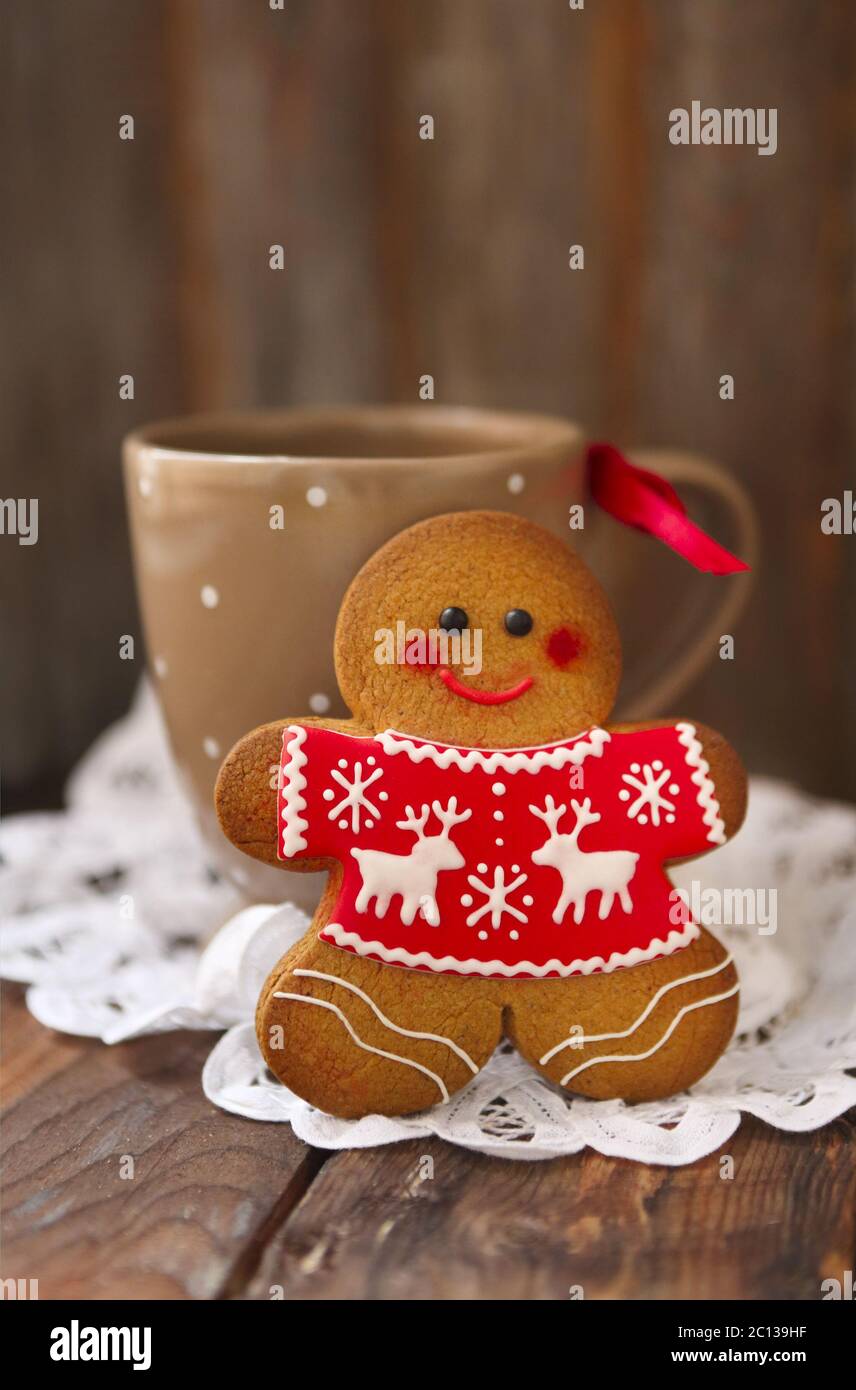 Natale sorridente gingerbread uomini su sfondo di legno. Foto Stock